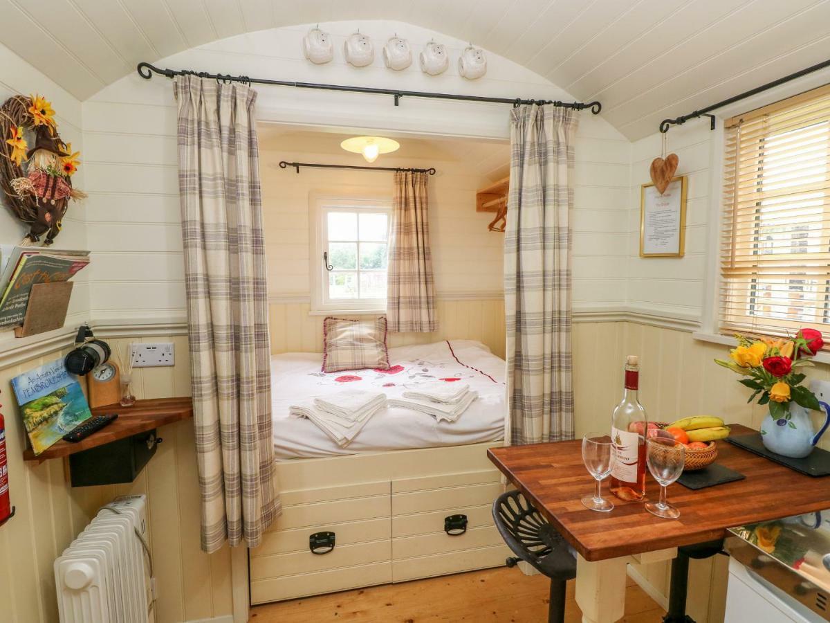Shepherds Hut - The Crook Milford Haven Exteriör bild