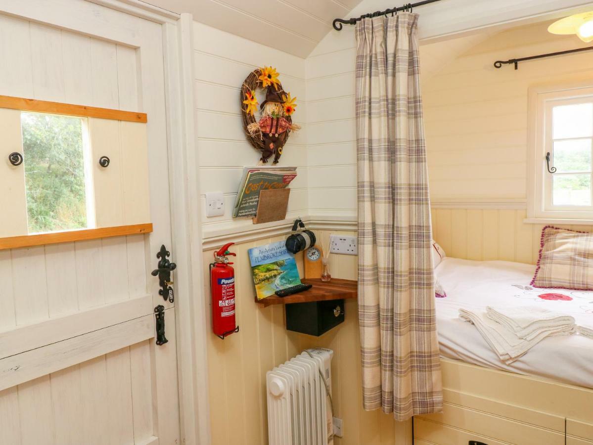 Shepherds Hut - The Crook Milford Haven Exteriör bild